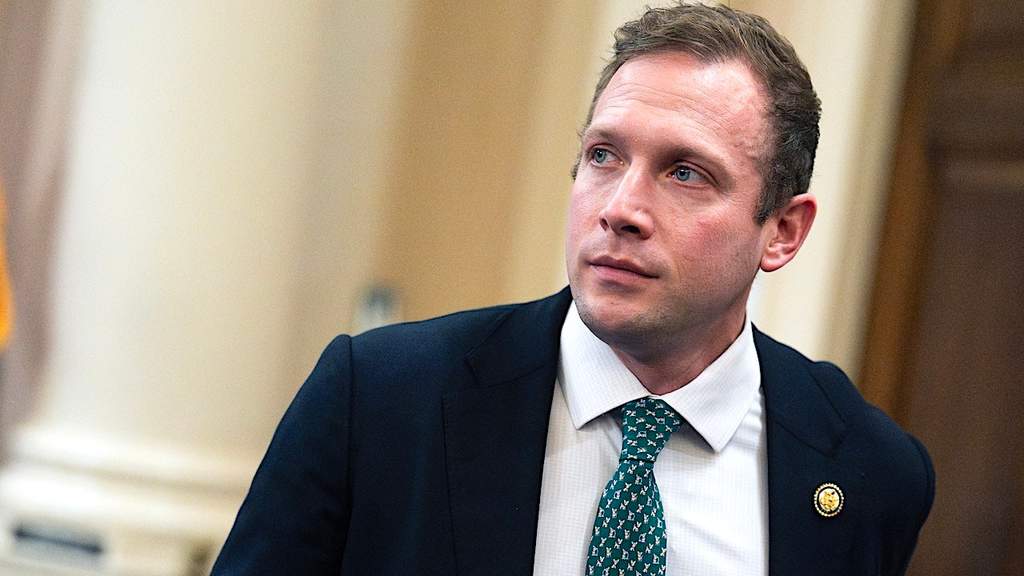 El Congresista Max Miller Niega Acusaciones de Abuso, Suegro Pide su Dimisión