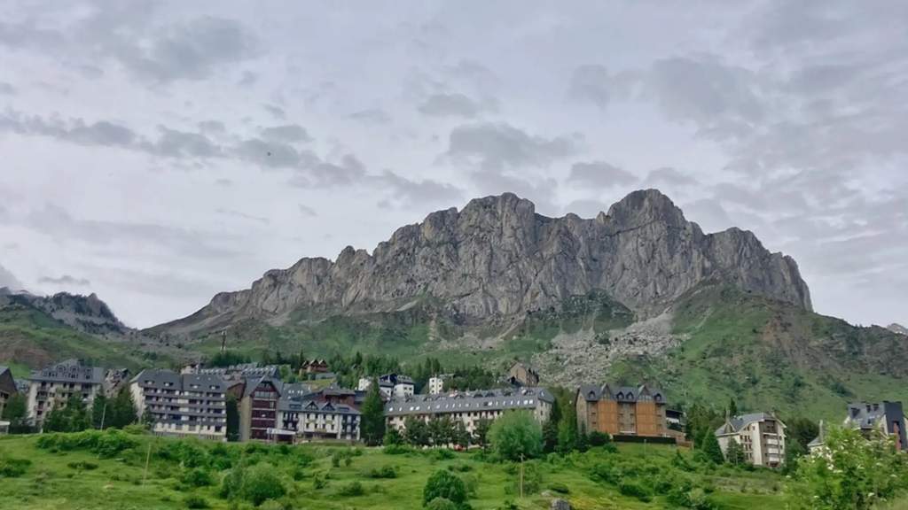 Vista general de la urbanización de Formigal en Sallent de Gállego durante la temporada estival, con zonas residenciales y de montaña.