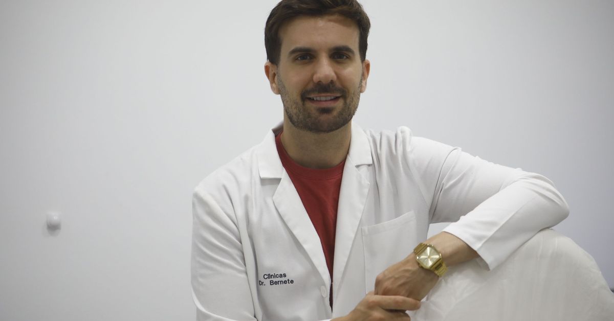 Retrato del doctor Andrés Bernete en su clínica de medicina estética, sonriente y preparado para atender a sus pacientes en una jornada habitual.