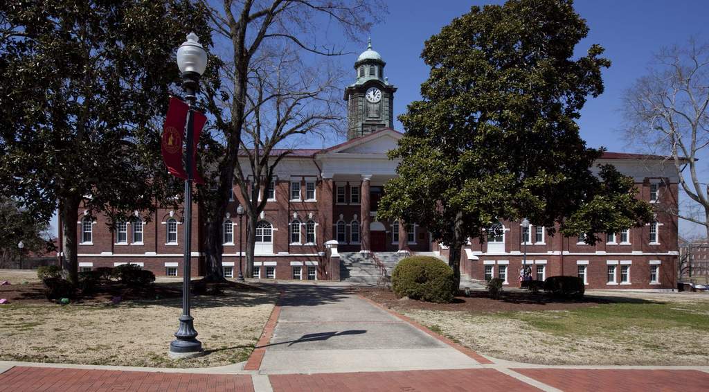 Vista del histórico edificio White Hall en el campus de la Universidad Tuskegee en Alabama, donde se han anunciado nuevas normas.