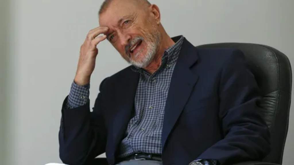 Imagen de archivo del escritor y académico Arturo Pérez-Reverte gesticulando mientras habla sobre la actualidad social y cultural.