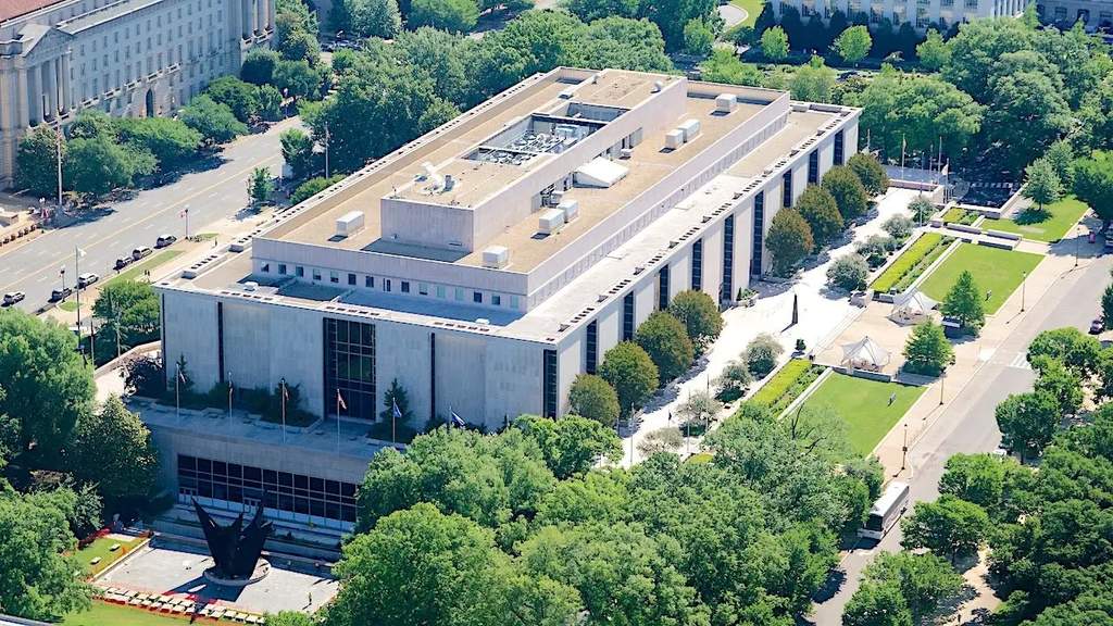Donald Trump Ordena Avisos en el Smithsonian, Acusa a Museos de Politización Histórica