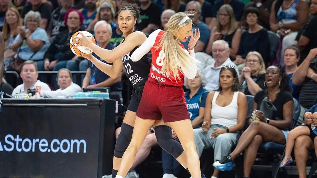 La jugadora Sophie Cunningham durante un intenso encuentro de la WNBA en la cancha del Target Center en Minneapolis.