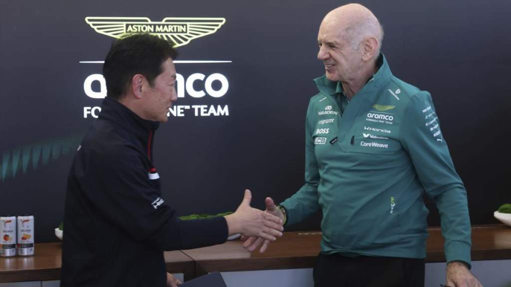 Fotografía de Koji Watanabe, presidente de Honda Racing, atendiendo a los medios de comunicación en el paddock del campeonato de Fórmula 1.