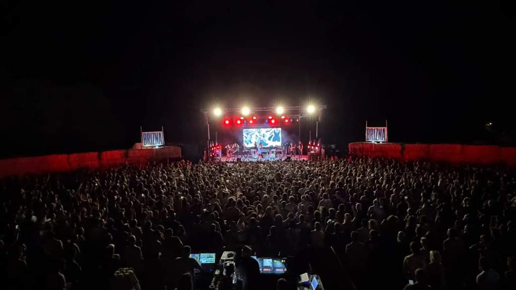 Vista panorámica del escenario principal abarrotado de asistentes durante una de las actuaciones estelares del Festival Brizna en Ayerbe.